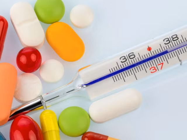 Cach xu tri khi be sot cao khong ha-Hinh-2