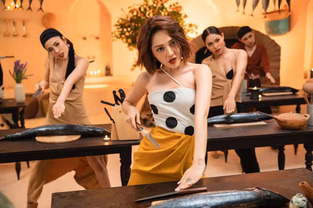 Can canh Bao Anh ho bao, khoe eo thon, vong 1 quyen ru