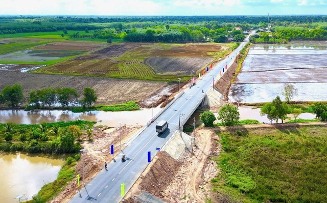Tây Ninh: Đường dẫn Cầu Hòa Bình sụt lún sau 2 tuần đưa vào sử dụng - Hình 4 Tay Ninh: Duong dan Cau Hoa Binh sut lun sau 2 tuan dua vao su dung-Hinh-4