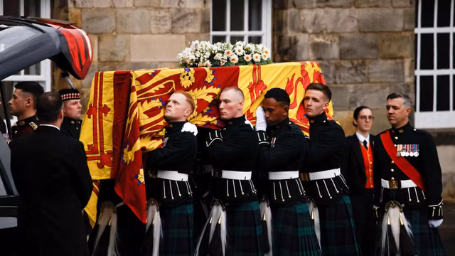 Biet gi ve quan tai 8 nguoi khieng cua Nu hoang Elizabeth II?-Hinh-4