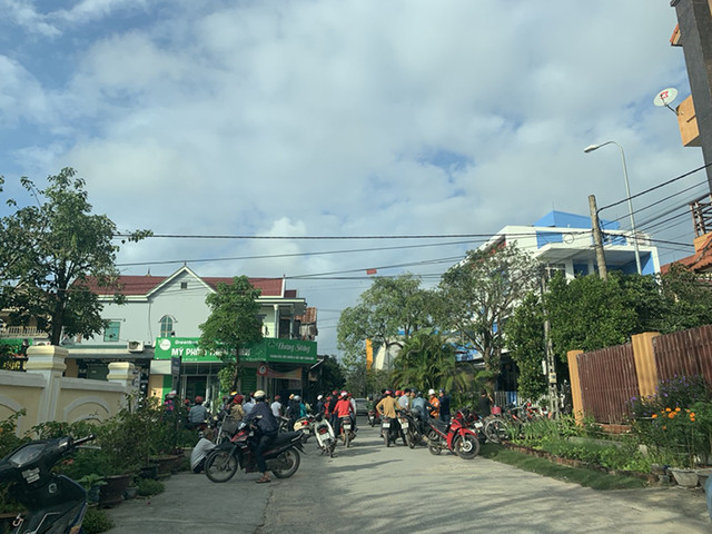 Hoảng hồn nhìn thấy nam thanh niên chết trong tư thế treo cổ, tay bị trói phía trước Hoang hon nhin thay nam thanh nien chet trong tu the treo co, tay bi troi phia truoc