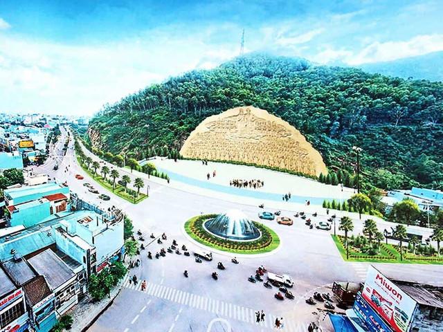 Binh Dinh chi 86 ty tac phu dieu Lac Long Quan - Au Co vao nui: Sao khong ho tro dan ngheo?