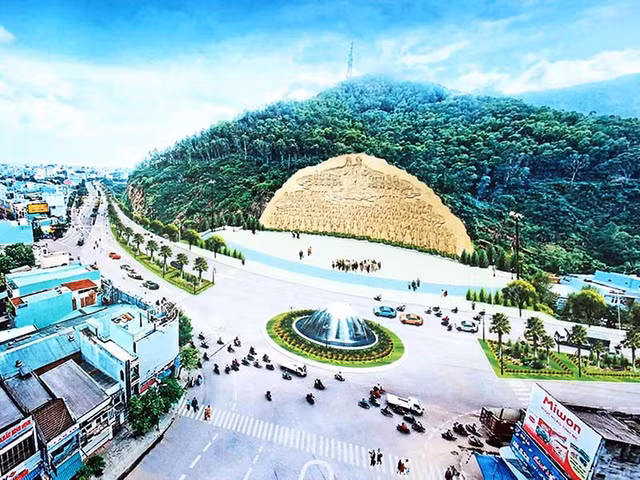 Binh Dinh chi 86 ty tac phu dieu Lac Long Quan - Au Co vao nui: Sao khong ho tro dan ngheo?