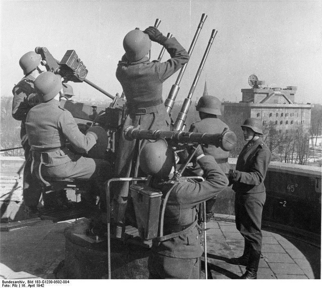 Hé lộ công trình Hitler xây dựng để bảo vệ Berlin trước quân Đồng minh - Hình 3 He lo cong trinh Hitler xay dung de bao ve Berlin truoc quan Dong minh-Hinh-3