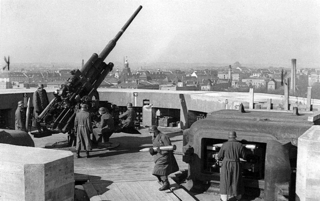 Hé lộ công trình Hitler xây dựng để bảo vệ Berlin trước quân Đồng minh - Hình 2 He lo cong trinh Hitler xay dung de bao ve Berlin truoc quan Dong minh-Hinh-2