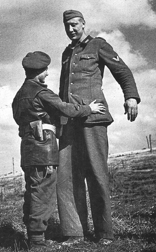Điều bất ngờ về người lính cao nhất trong đội quân Hitler - Hình 7 Dieu bat ngo ve nguoi linh cao nhat trong doi quan Hitler-Hinh-7