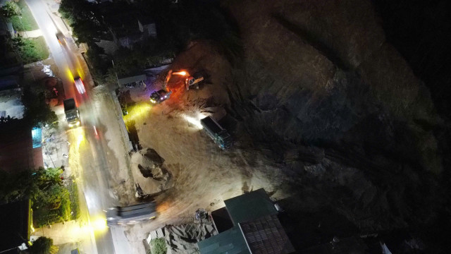 Bốc xúc đất đồi trái phép đem san lấp dự án ở Hòa Bình? Boc xuc dat doi trai phep dem san lap du an o Hoa Binh?