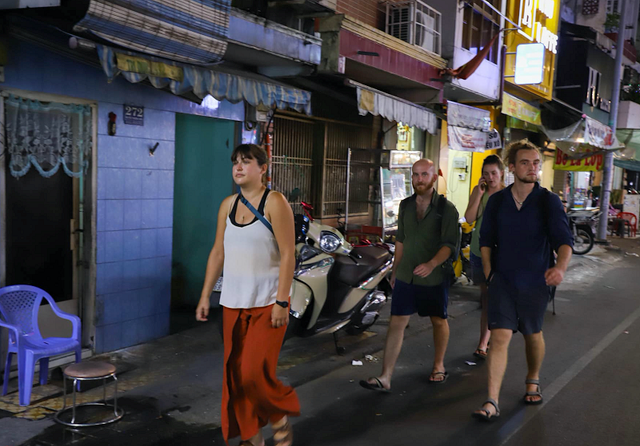 Cận cảnh phố ẩm thực Nguyễn Thượng Hiền vừa đi vào hoạt động tại TP Hồ Chí Minh - Hình 5 Can canh pho am thuc Nguyen Thuong Hien vua di vao hoat dong tai TP Ho Chi Minh-Hinh-5