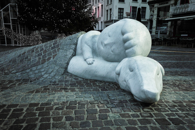 Bức tượng gây xúc động ở nhà thờ Bỉ - Hình 9 Buc tuong gay xuc dong o nha tho Bi-Hinh-9