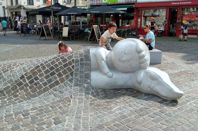 Bức tượng gây xúc động ở nhà thờ Bỉ - Hình 4 Buc tuong gay xuc dong o nha tho Bi-Hinh-4