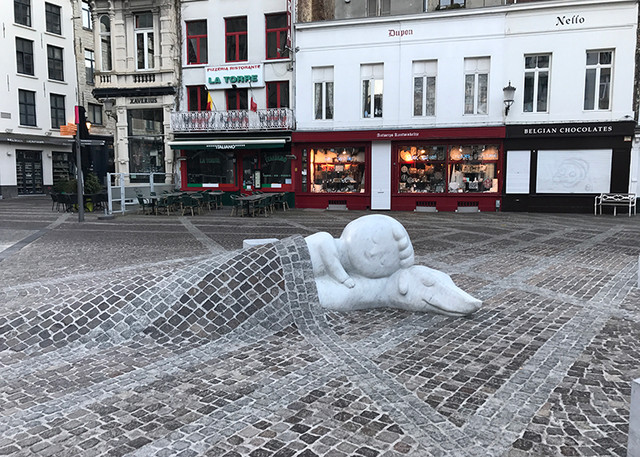 Bức tượng gây xúc động ở nhà thờ Bỉ - Hình 2 Buc tuong gay xuc dong o nha tho Bi-Hinh-2