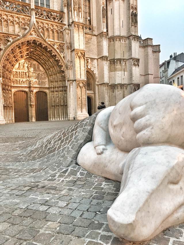 Bức tượng gây xúc động ở nhà thờ Bỉ - Hình 7 Buc tuong gay xuc dong o nha tho Bi-Hinh-7