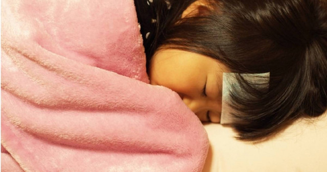 Cha mẹ làm điều ai cũng sốc khi con gái sốt cao Cha me lam dieu ai cung soc khi con gai sot cao