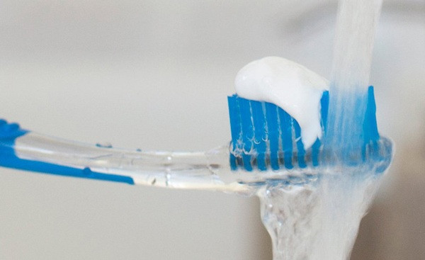 Vì sao không nên đánh răng khi tắm? Vi sao khong nen danh rang khi tam?