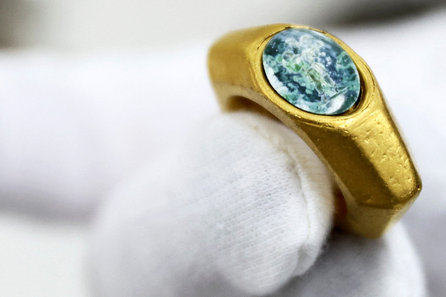 Phát hiện nhẫn vàng nạm đá quý khắc hình Chúa Jesus lúc trẻ - Hình 5 Phat hien nhan vang nam da quy khac hinh Chua Jesus luc tre-Hinh-5