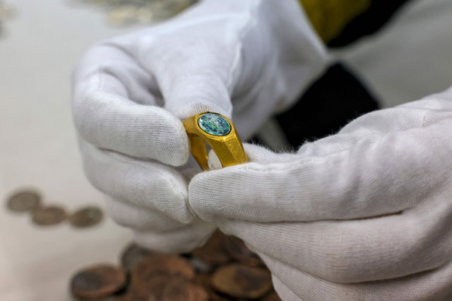 Phát hiện nhẫn vàng nạm đá quý khắc hình Chúa Jesus lúc trẻ - Hình 9 Phat hien nhan vang nam da quy khac hinh Chua Jesus luc tre-Hinh-9