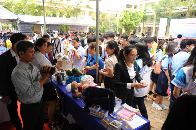 TP HCM: Hàng nghìn học sinh tham gia ngày hội hướng nghiệp tuyển sinh TP HCM: Hang nghin hoc sinh tham gia ngay hoi huong nghiep tuyen sinh