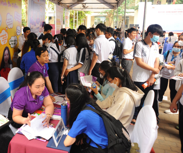 TP HCM: Hang nghin hoc sinh tham gia ngay hoi huong nghiep tuyen sinh-Hinh-3