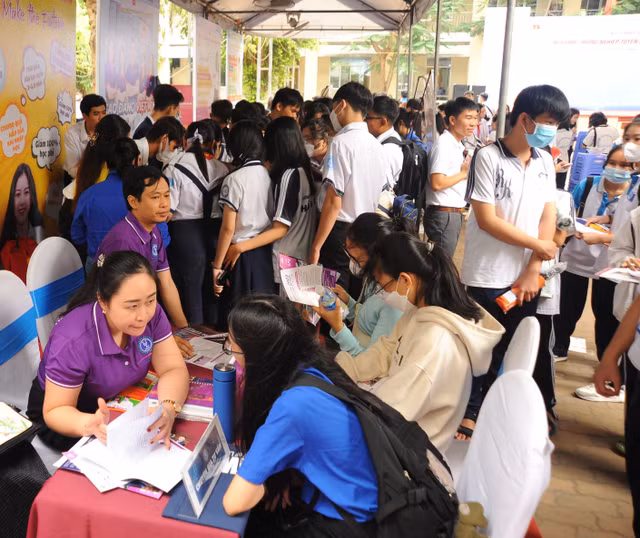 TP HCM: Hang nghin hoc sinh tham gia ngay hoi huong nghiep tuyen sinh-Hinh-3