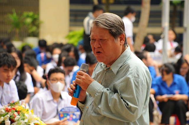 TP HCM: Hang nghin hoc sinh tham gia ngay hoi huong nghiep tuyen sinh-Hinh-4