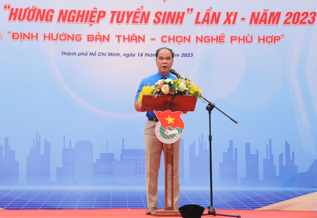 TP HCM: Hang nghin hoc sinh tham gia ngay hoi huong nghiep tuyen sinh-Hinh-2