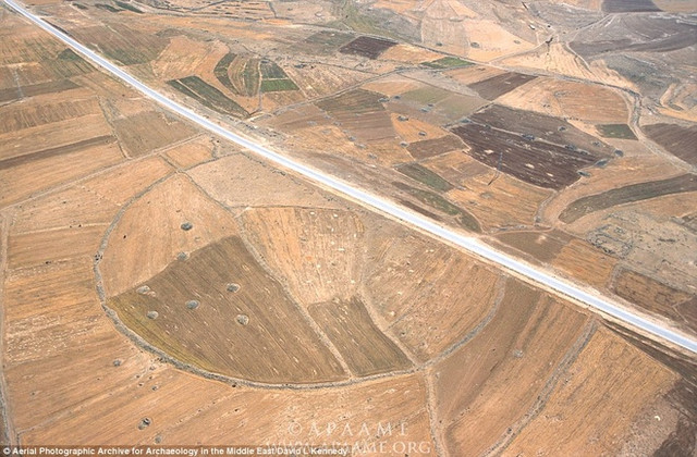 Bí ẩn những vòng tròn đá kỳ lạ ở Trung Đông - Hình 7 Bi an nhung vong tron da ky la o Trung Dong-Hinh-7