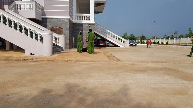 Bị cáo nhảy lầu sau tuyên án: Xem xét lại hai bản án tòa tuyên? - Hình 2 Bi cao nhay lau sau tuyen an: Xem xet lai hai ban an toa tuyen?-Hinh-2