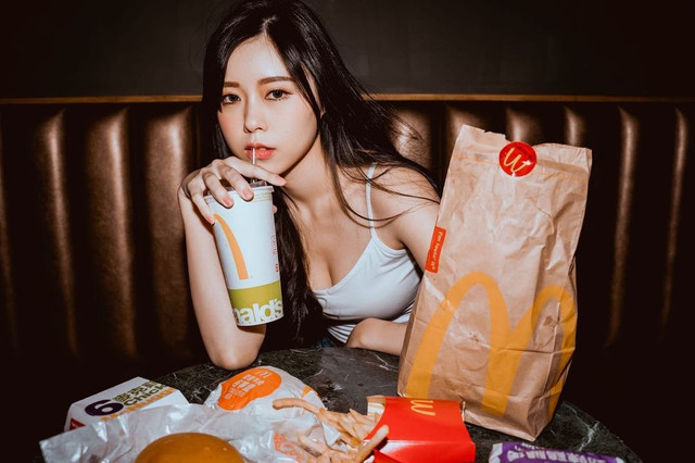 Nữ bác sĩ hút mọi ánh nhìn với phong cách trẻ trung - Hình 5 Nu bac si hut moi anh nhin voi phong cach tre trung-Hinh-5