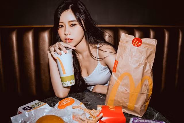 Nu bac si hut moi anh nhin voi phong cach tre trung-Hinh-5