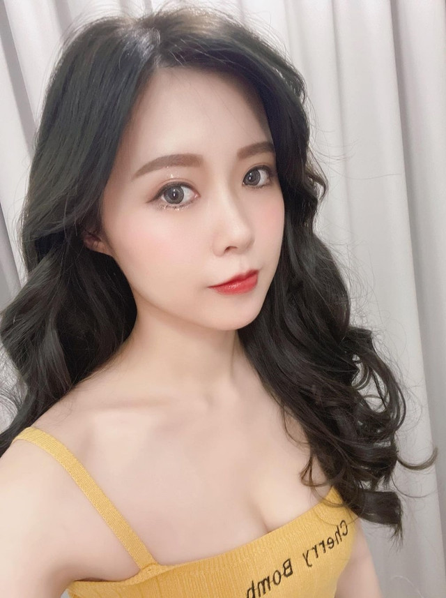 Nữ bác sĩ hút mọi ánh nhìn với phong cách trẻ trung - Hình 2 Nu bac si hut moi anh nhin voi phong cach tre trung-Hinh-2