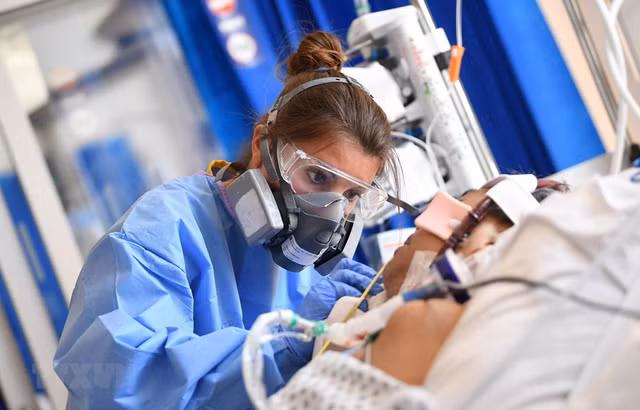 Vi sao nhom y bac si Anh 'mien dich dac biet' voi COVID-19?-Hinh-2