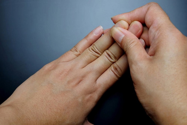 Cô gái bị đau tay chân tưởng viêm khớp nhưng lại là ung thư phổi Co gai bi dau tay chan tuong viem khop nhung lai la ung thu phoi