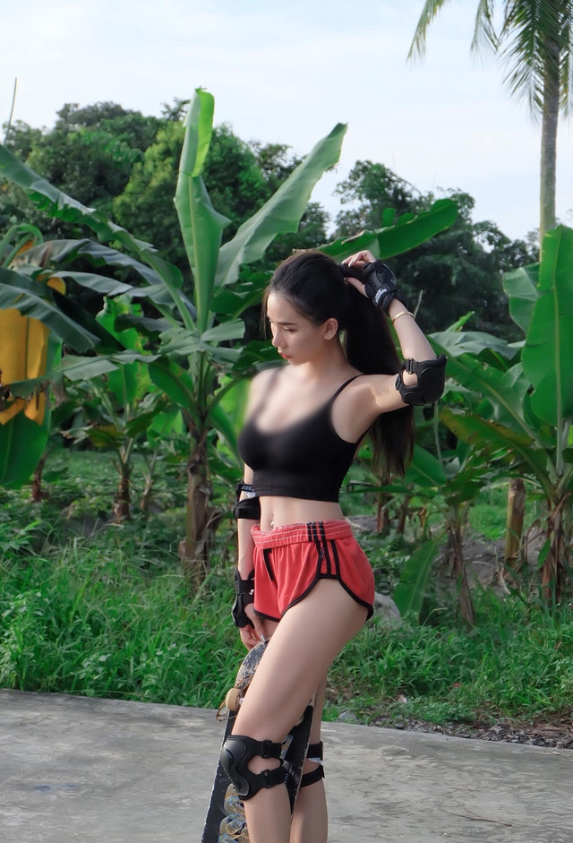 Mỹ nhân Malaysia thản nhiên 'thả rông' đi xe đạp - Hình 7 My nhan Malaysia than nhien 'tha rong' di xe dap-Hinh-7