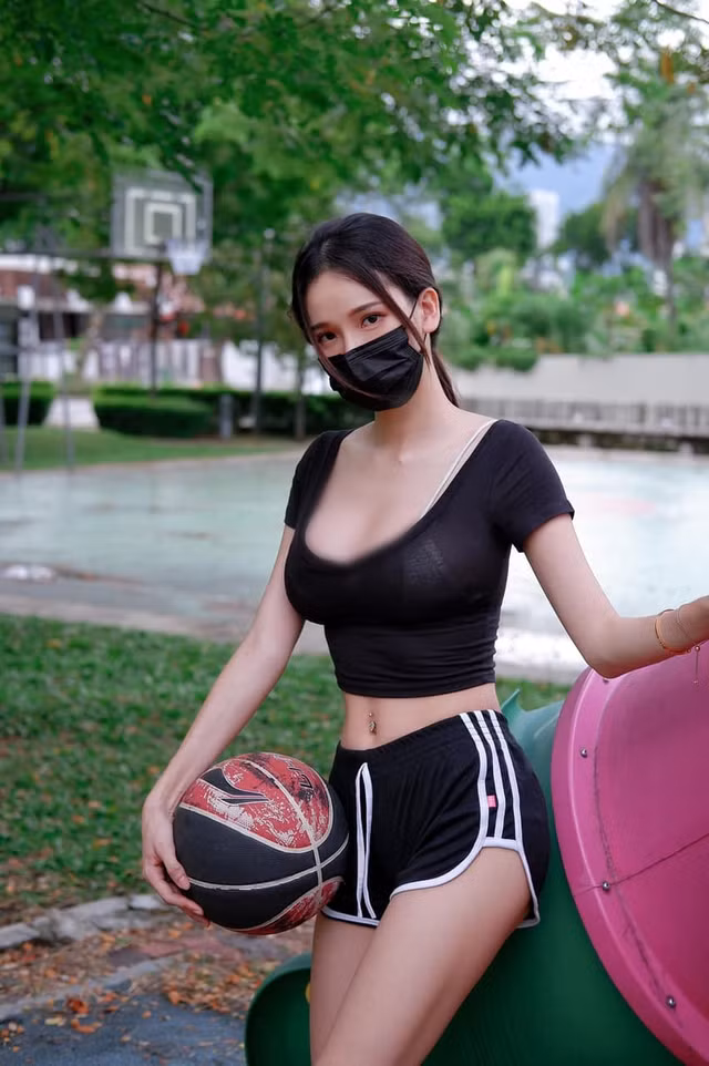 My nhan Malaysia than nhien 'tha rong' di xe dap-Hinh-4