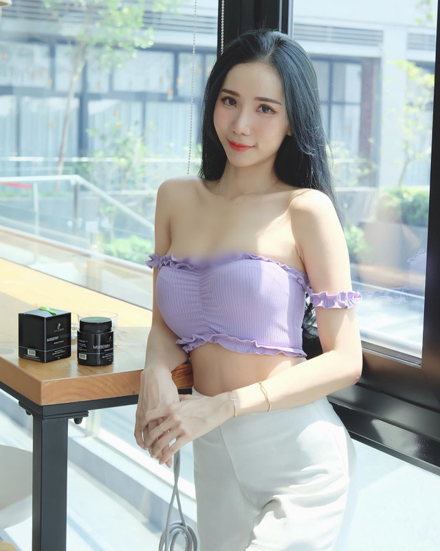 Mỹ nhân Malaysia thản nhiên 'thả rông' đi xe đạp - Hình 11 My nhan Malaysia than nhien 'tha rong' di xe dap-Hinh-11