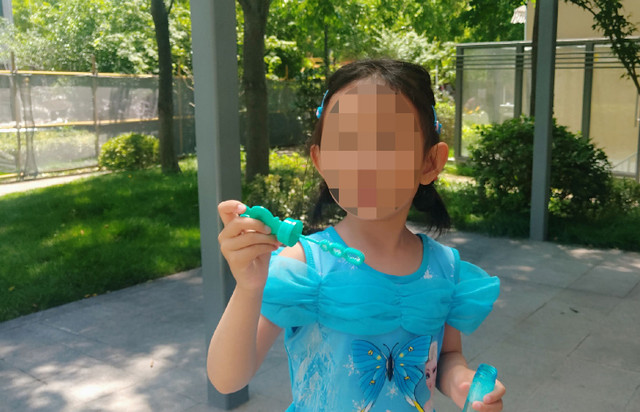 De con gai mot minh o bai bien vai phut, cha hoi han ca doi vi dieu nay