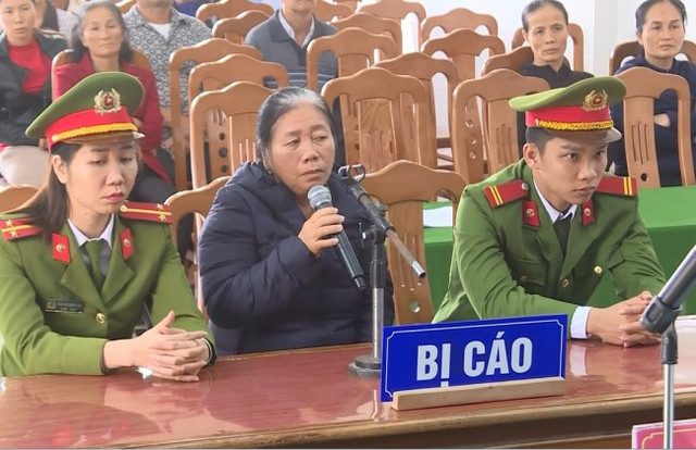 Phụ nữ 56 tuổi đi bán pháo lậu bị phạt tù 5 năm Phu nu 56 tuoi di ban phao lau bi phat tu 5 nam