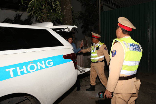 CSGT phat pho phong Giao duc say ruou lai xe 35 trieu, treo bang 23 thang