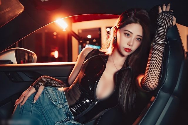 Choáng với kiểu mặc hở khoe nội y đón Giáng sinh của các hot girl - Hình 9 Choang voi kieu mac ho khoe noi y don Giang sinh cua cac hot girl-Hinh-9