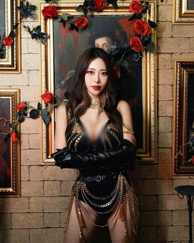 Choáng với kiểu mặc hở khoe nội y đón Giáng sinh của các hot girl - Hình 10 Choang voi kieu mac ho khoe noi y don Giang sinh cua cac hot girl-Hinh-10