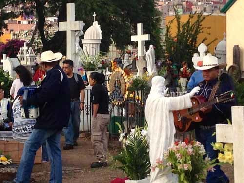 Phong tục truyền thống 'đi dã ngoại cùng người chết' - Hình 5 Phong tuc truyen thong 'di da ngoai cung nguoi chet'-Hinh-5