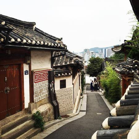 Nằm giữa thủ đô Seoul sầm uất, làng Bukchon Hanok 600 tuổi hấp dẫn du khách - Hình 2 Nam giua thu do Seoul sam uat, lang Bukchon Hanok 600 tuoi hap dan du khach-Hinh-2