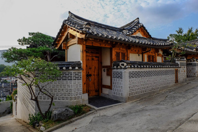 Nằm giữa thủ đô Seoul sầm uất, làng Bukchon Hanok 600 tuổi hấp dẫn du khách - Hình 8 Nam giua thu do Seoul sam uat, lang Bukchon Hanok 600 tuoi hap dan du khach-Hinh-8