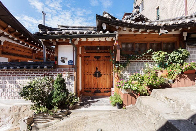 Nằm giữa thủ đô Seoul sầm uất, làng Bukchon Hanok 600 tuổi hấp dẫn du khách - Hình 3 Nam giua thu do Seoul sam uat, lang Bukchon Hanok 600 tuoi hap dan du khach-Hinh-3