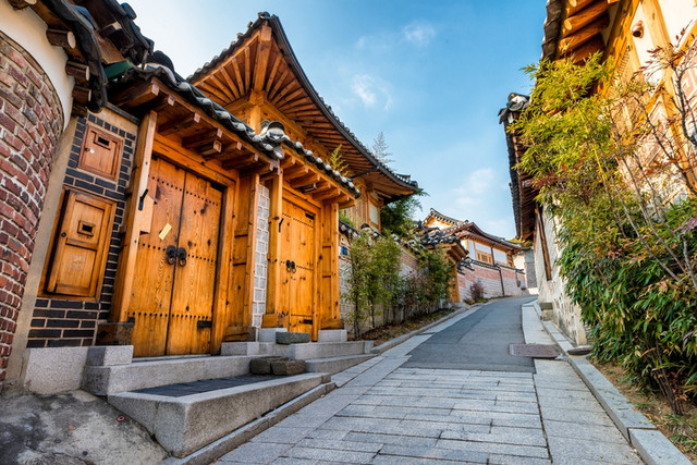 Nằm giữa thủ đô Seoul sầm uất, làng Bukchon Hanok 600 tuổi hấp dẫn du khách - Hình 5 Nam giua thu do Seoul sam uat, lang Bukchon Hanok 600 tuoi hap dan du khach-Hinh-5