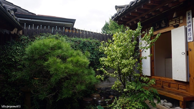 Nằm giữa thủ đô Seoul sầm uất, làng Bukchon Hanok 600 tuổi hấp dẫn du khách - Hình 7 Nam giua thu do Seoul sam uat, lang Bukchon Hanok 600 tuoi hap dan du khach-Hinh-7