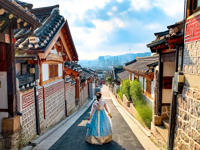 Nằm giữa thủ đô Seoul sầm uất, làng Bukchon Hanok 600 tuổi hấp dẫn du khách - Hình 9 Nam giua thu do Seoul sam uat, lang Bukchon Hanok 600 tuoi hap dan du khach-Hinh-9