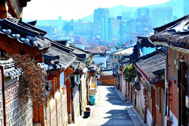 Nằm giữa thủ đô Seoul sầm uất, làng Bukchon Hanok 600 tuổi hấp dẫn du khách - Hình 6 Nam giua thu do Seoul sam uat, lang Bukchon Hanok 600 tuoi hap dan du khach-Hinh-6