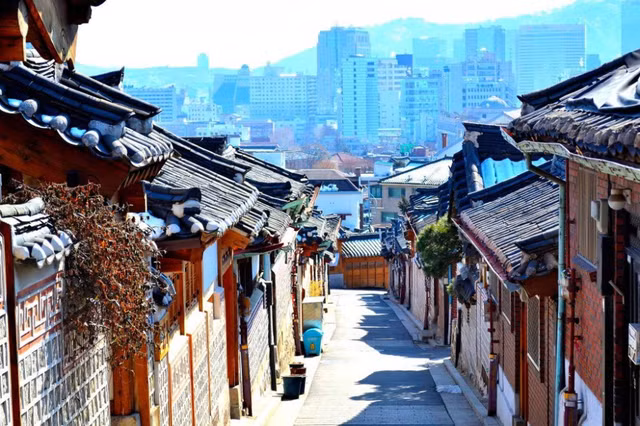 Nam giua thu do Seoul sam uat, lang Bukchon Hanok 600 tuoi hap dan du khach-Hinh-6