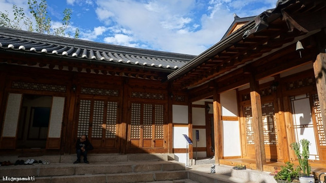 Nằm giữa thủ đô Seoul sầm uất, làng Bukchon Hanok 600 tuổi hấp dẫn du khách - Hình 4 Nam giua thu do Seoul sam uat, lang Bukchon Hanok 600 tuoi hap dan du khach-Hinh-4